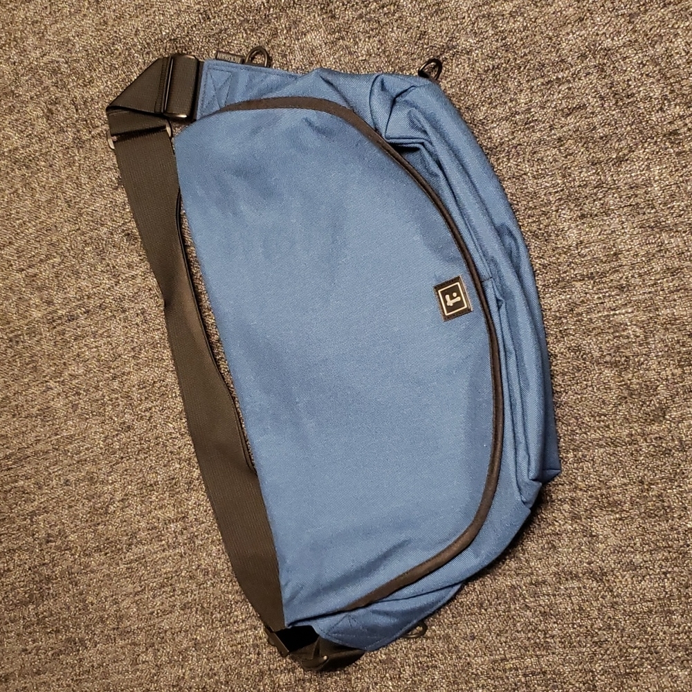 Rickshaw Zero Medium Messenger Bag